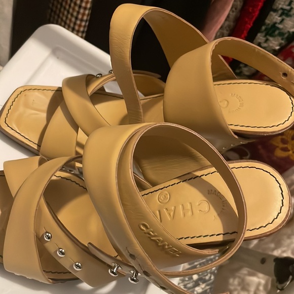 One button missing (not noticable) , worn once , great condition, 4 in. Heel - Picture 3 of 5